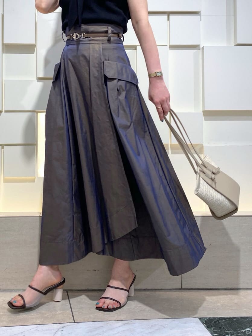 ブラック系のニット/セーター、ベージュ系のトートバッグ、ブラウン系のスカートを着用したレディースの夏コーディネートの5枚目の写真