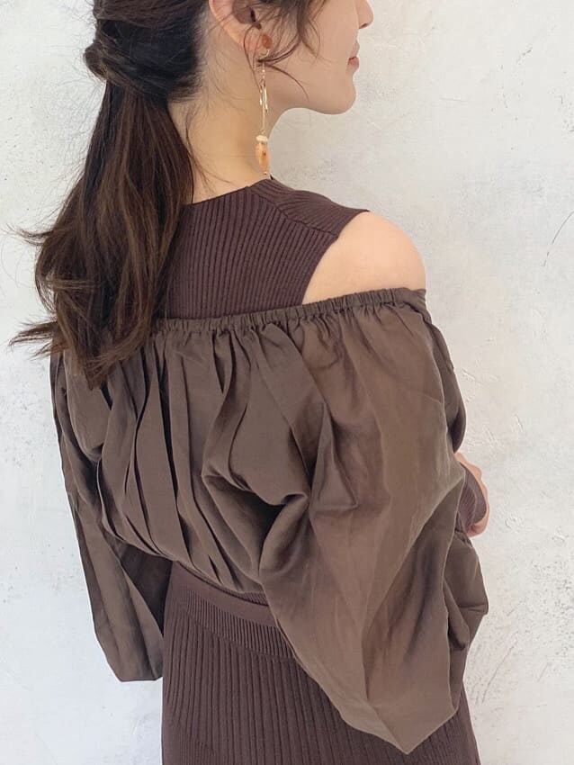 ベージュ系のハンドバッグ、ベージュ系のブーツ、ブラウン系のワンピースを着用したレディースの秋コーディネートの6枚目の写真