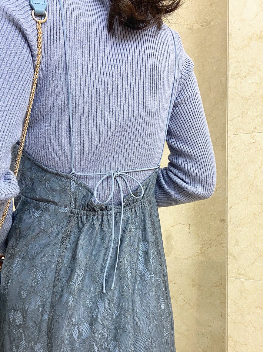 ホワイト系のブーツ、その他のイヤリングを着用したレディースの冬コーディネートの6枚目の写真