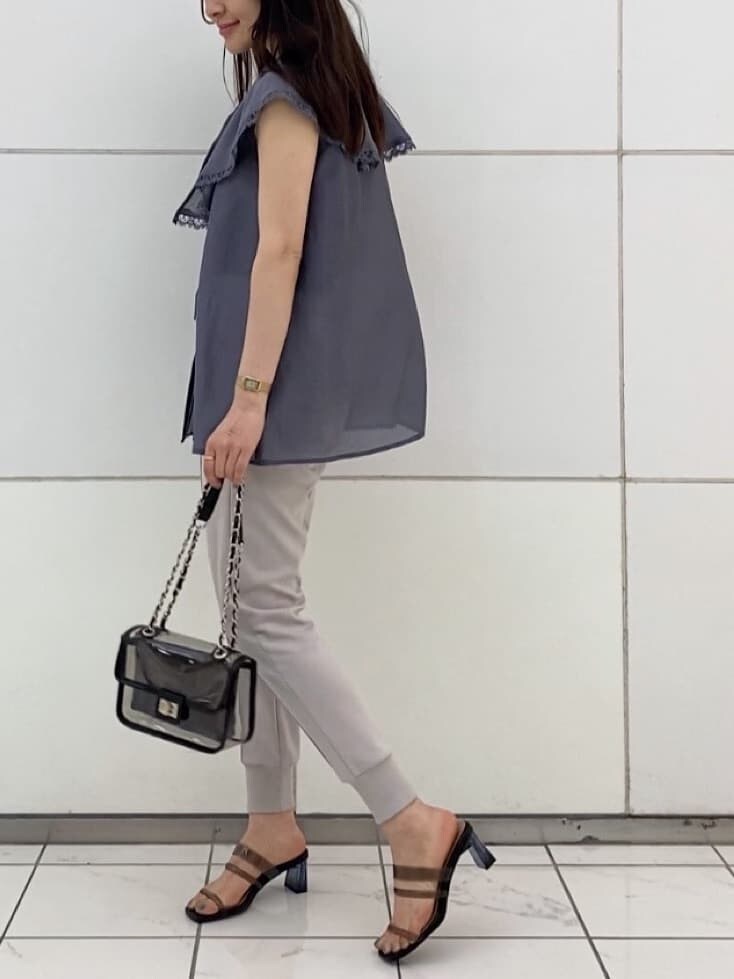 ブラック系のキャミソール、ブラック系のサンダル、ブラック系のショルダーバッグを着用したレディースの夏コーディネートの5枚目の写真