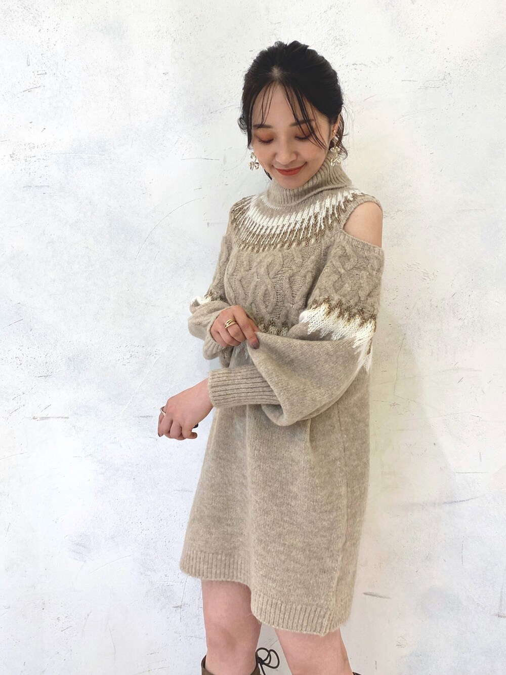 ブラウン系のブーツ、ベージュ系のニット/セーター、ベージュ系のニット/セーターを着用したレディースの秋コーディネートの5枚目の写真