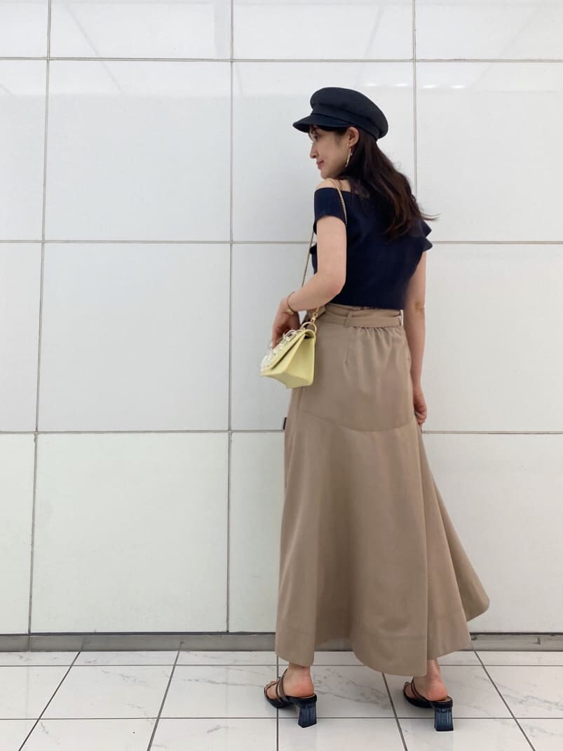 イエロー系のショルダーバッグ、ブラック系のキャミソール、ブラック系のサンダルを着用したレディースの春コーディネートの7枚目の写真