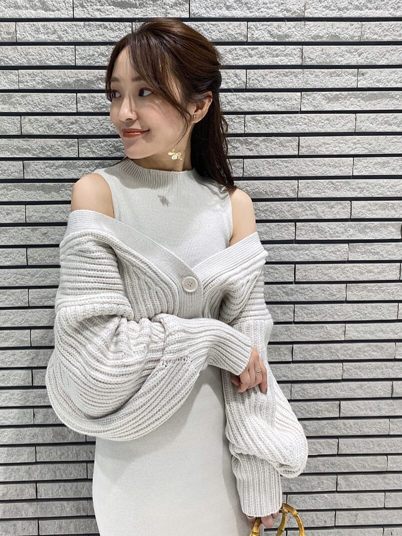 ブラウン系のその他シューズ、ホワイト系のワンピース、ブラウン系のハンドバッグを着用したレディースの秋コーディネートの7枚目の写真