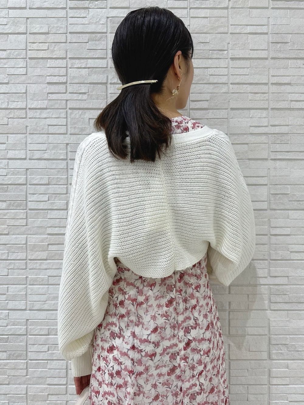 ホワイト系のカーディガン/ボレロ、ホワイト系のハンドバッグ、ピンク系のワンピースを着用したレディースの春コーディネートの7枚目の写真