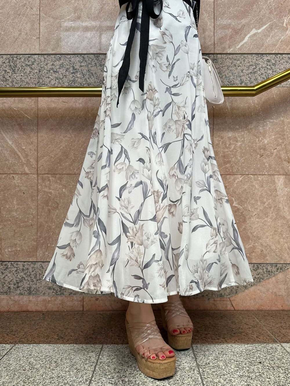 その他のサンダル、ピンク系のショルダーバッグ、ブラック系のワンピースを着用したレディースの春コーディネートの9枚目の写真