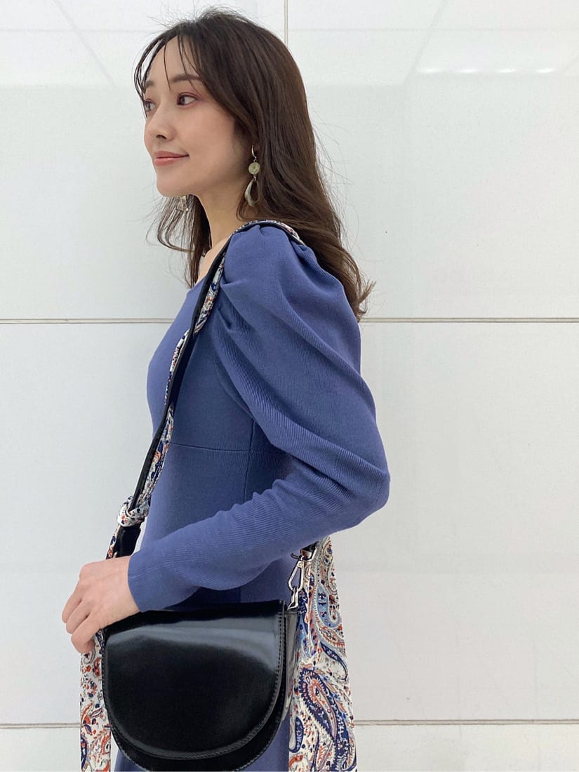 ブラック系のその他シューズ、ブラック系のブルゾン、パープル系のワンピースを着用したレディースの冬コーディネートの7枚目の写真