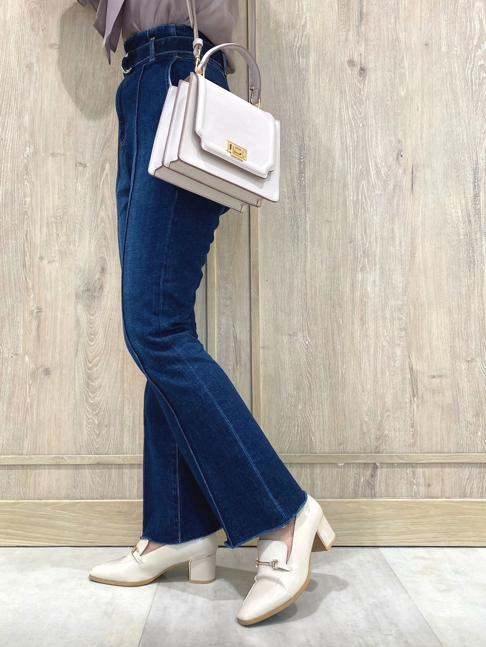 パープル系のシャツ/ブラウス、ホワイト系のチューブトップ、ピンク系のハンドバッグを着用したレディースの冬コーディネートの9枚目の写真