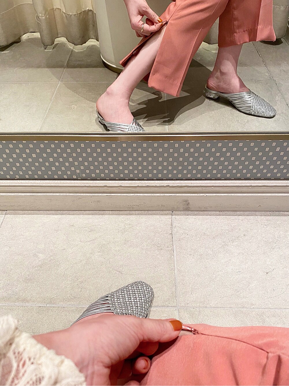 シルバー系のサンダル、ピンク系のその他パンツ、パープル系のイヤリングを着用したレディースの春コーディネートの5枚目の写真