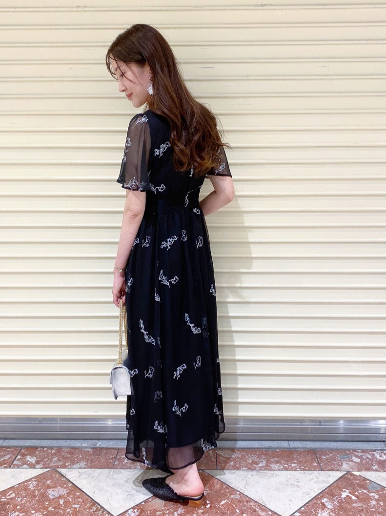 ブラック系のパンプスを着用したレディースの夏コーディネートの5枚目の写真