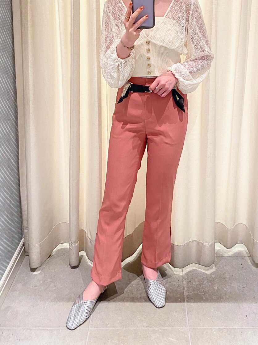 シルバー系のサンダル、ピンク系のその他パンツ、パープル系のイヤリングを着用したレディースの春コーディネートの2枚目の写真