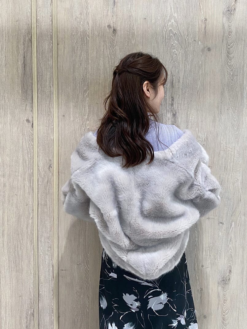 グレー系のその他アウター、パープル系のニット/セーター、ブラック系のスカートを着用したレディースの秋コーディネートの6枚目の写真