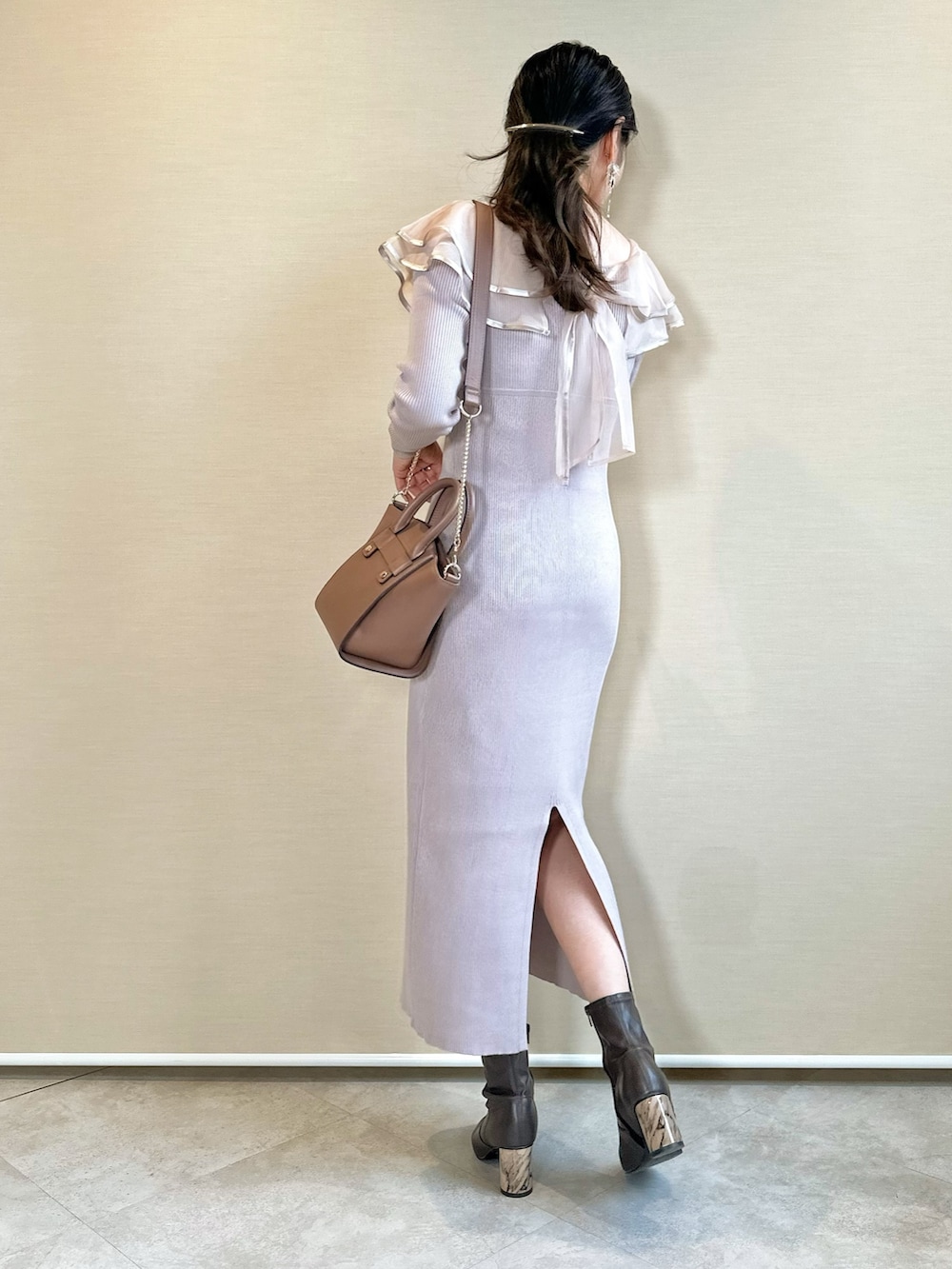 ブラウン系のブーツ、ブラウン系のハンドバッグ、ピンク系のワンピースを着用したレディースの冬コーディネートの4枚目の写真