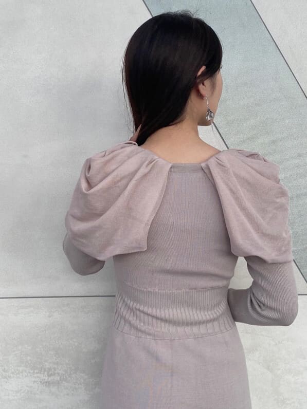 ホワイト系のキャミソール、ベージュ系のブーツ、ベージュ系のワンピースを着用したレディースの秋コーディネートの7枚目の写真