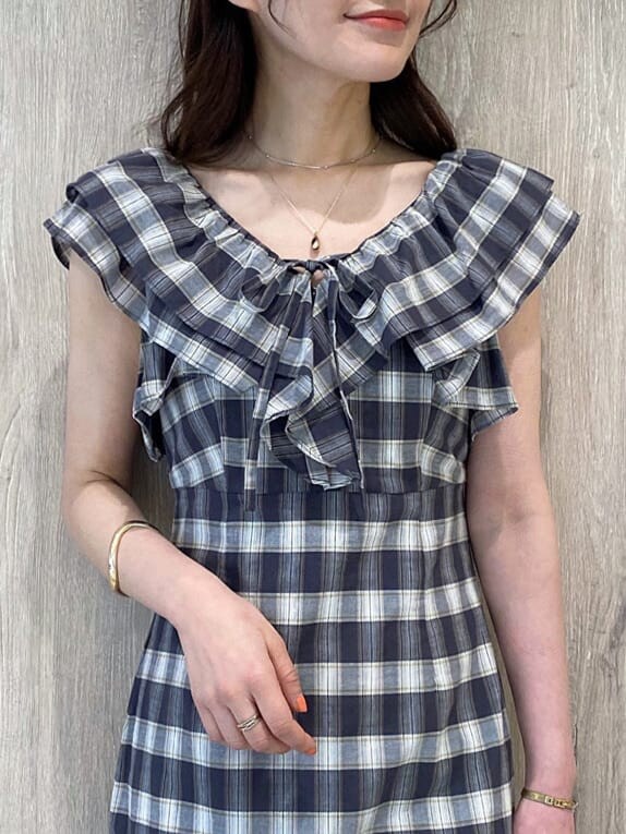 ブラウン系のパンプス、その他のワンピース、ブラック系のトートバッグを着用したレディースの春コーディネートの4枚目の写真