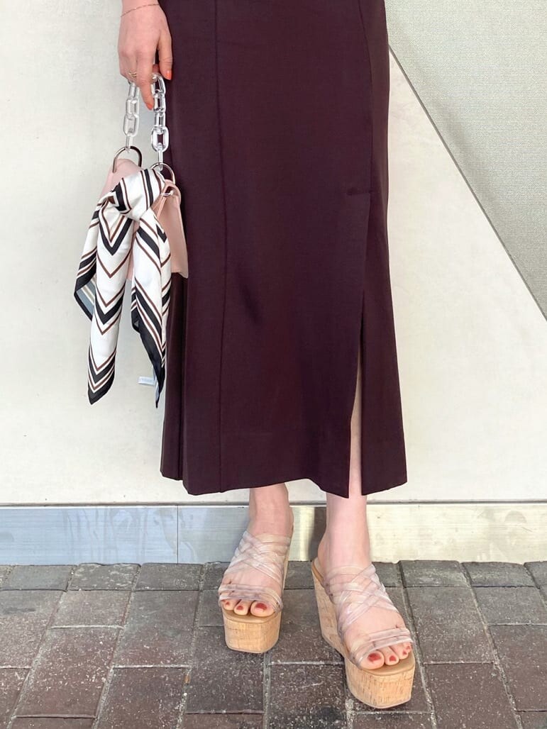 ピンク系のショルダーバッグ、グレー系のニット/セーター、ブラウン系のスカートを着用したレディースの春コーディネートの4枚目の写真