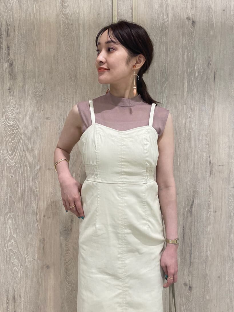 その他のサンダル、ベージュ系のニット/セーター、ホワイト系のジャンパースカートを着用したレディースの夏コーディネートの4枚目の写真