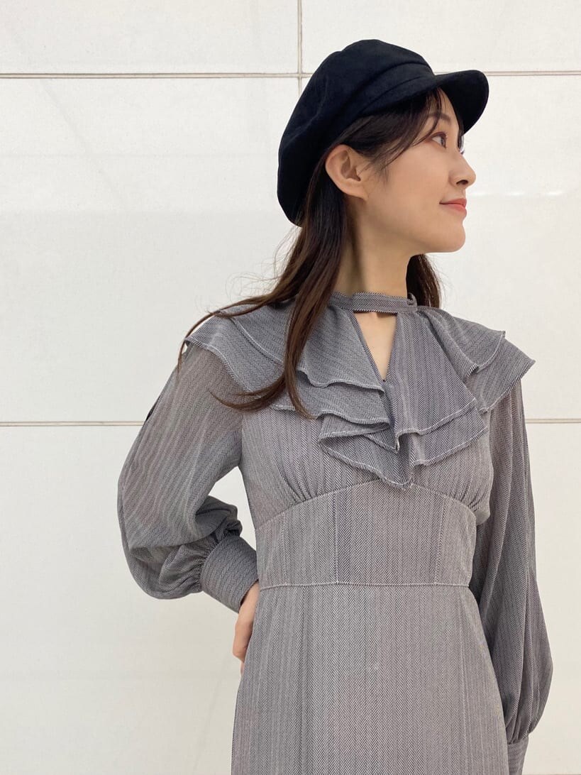 ブラック系のブーツ、ブラウン系のハンドバッグ、ブラック系のワンピースを着用したレディースの夏コーディネートの4枚目の写真