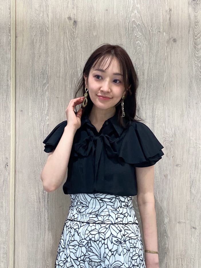 ブラック系のTシャツ/カットソー、ブラウン系のパンプス、ホワイト系のハンドバッグを着用したレディースの春コーディネートの4枚目の写真