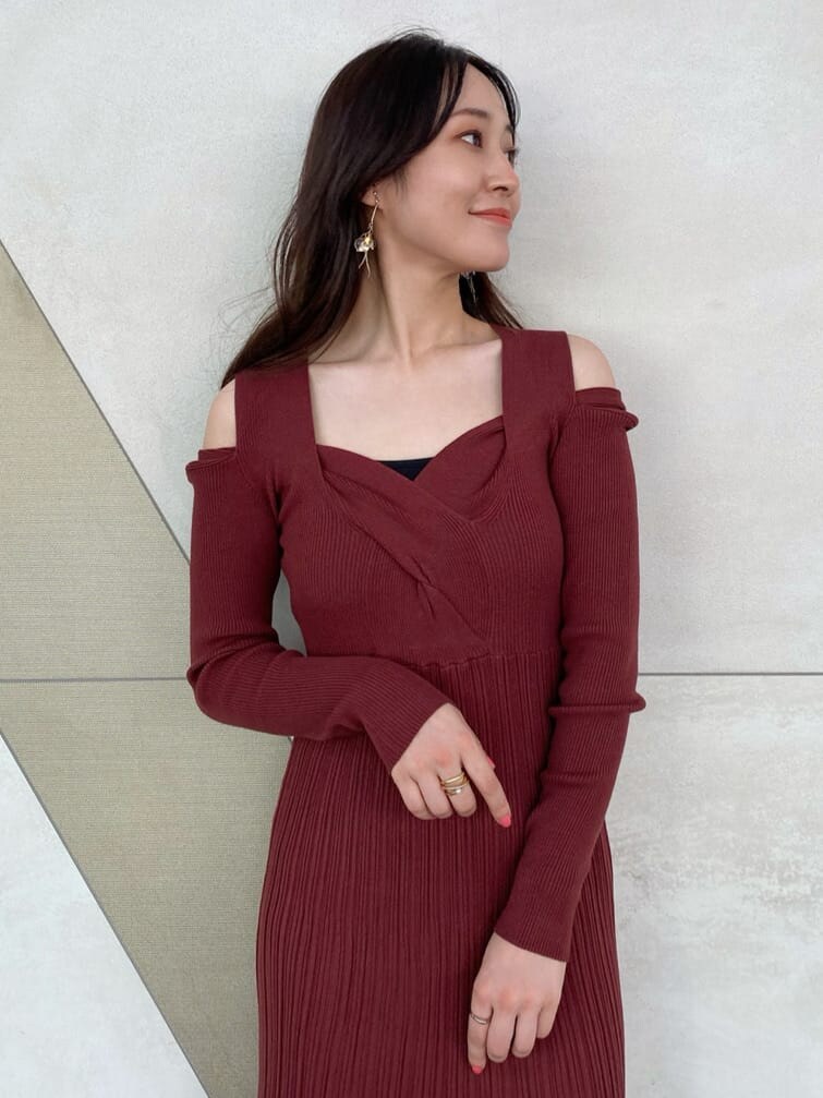 ブラック系のキャミソール、ブラウン系のワンピース、ブラウン系のワンピースを着用したレディースの秋コーディネートの5枚目の写真