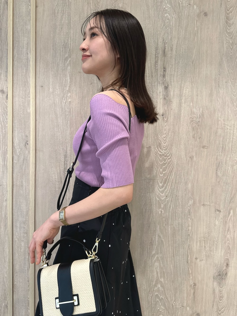 ピンク系のニット/セーター、その他のスカート、ブラック系のハンドバッグを着用したレディースの春コーディネートの5枚目の写真