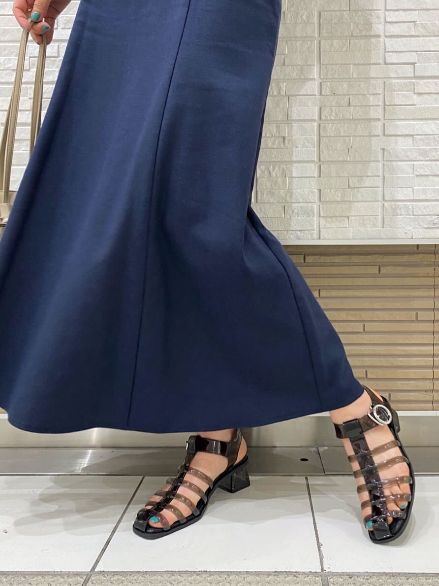 ブラック系のキャミソール、ブラック系のサンダル、イエロー系のシャツ/ブラウスを着用したレディースの春コーディネートの7枚目の写真