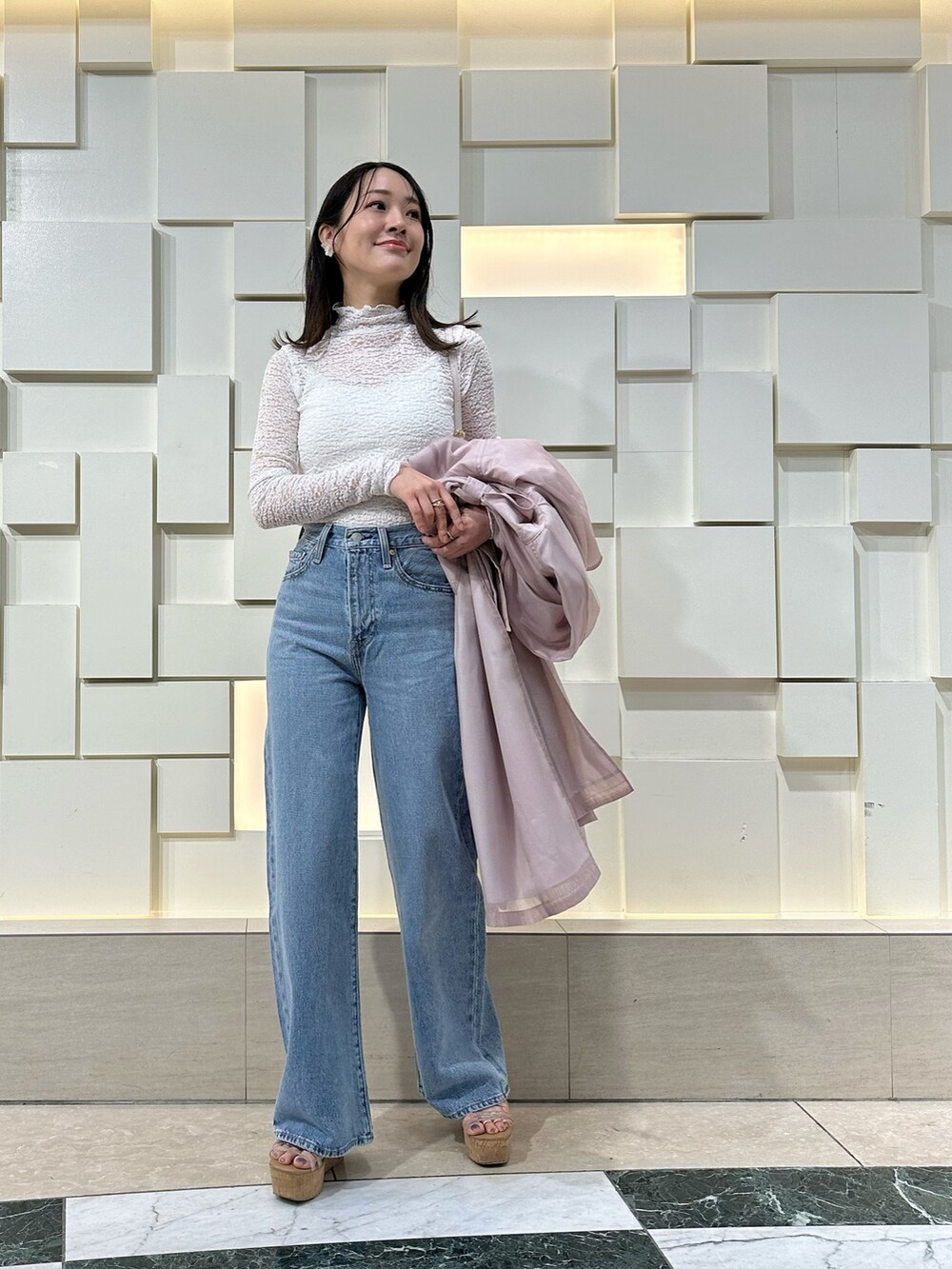 ホワイト系のキャミソール、ホワイト系のTシャツ/カットソー、その他のサンダルを着用したレディースの春コーディネートの2枚目の写真