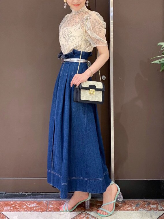 ブラウン系のサンダルを着用したレディースの夏コーディネートの3枚目の写真