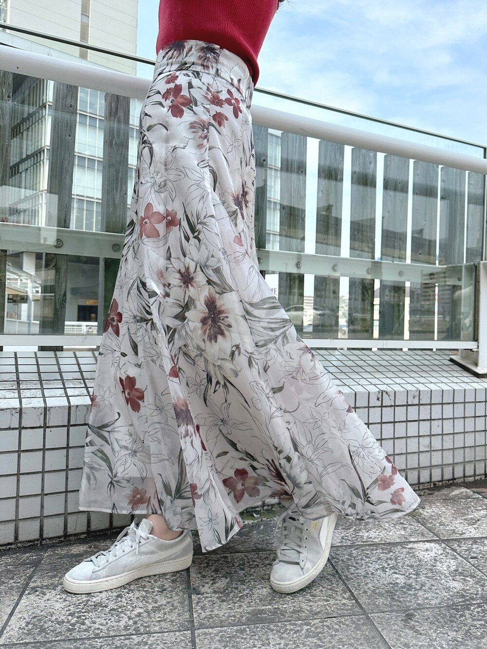 「 MERCURYDUO、マーキュリーデュオ(MERCURYDUO)、マーキュリーデュオ、赤コーデ、スニーカー 白、スニーカースタイル、スニーカー女子、大人フェミニン」｜「PUMAのPUMA×MERCURYDUO スウェードクラシック（スニーカー、グレー系）」を使った、村岡愛美さん（レディース・162cm）の春コーディネートの8枚目の写真