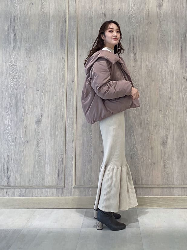 ブラウン系のその他シューズ、ゴールド系のイヤリング、ピンク系の福袋/福箱を着用したレディースの秋コーディネートの3枚目の写真