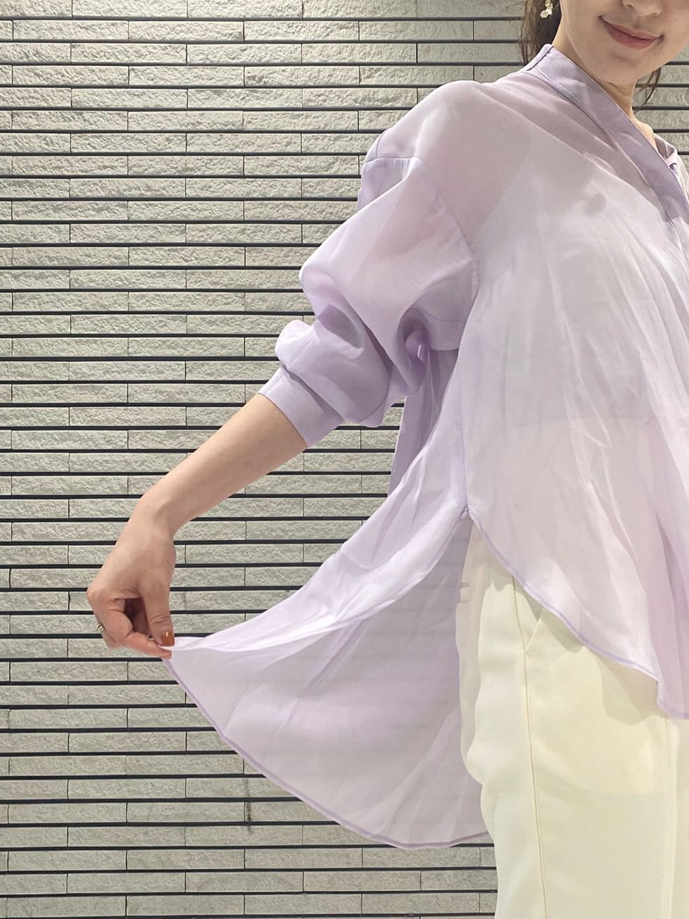 ホワイト系のその他パンツ、ベージュ系のパンプス、ホワイト系のハンドバッグを着用したレディースの夏コーディネートの6枚目の写真