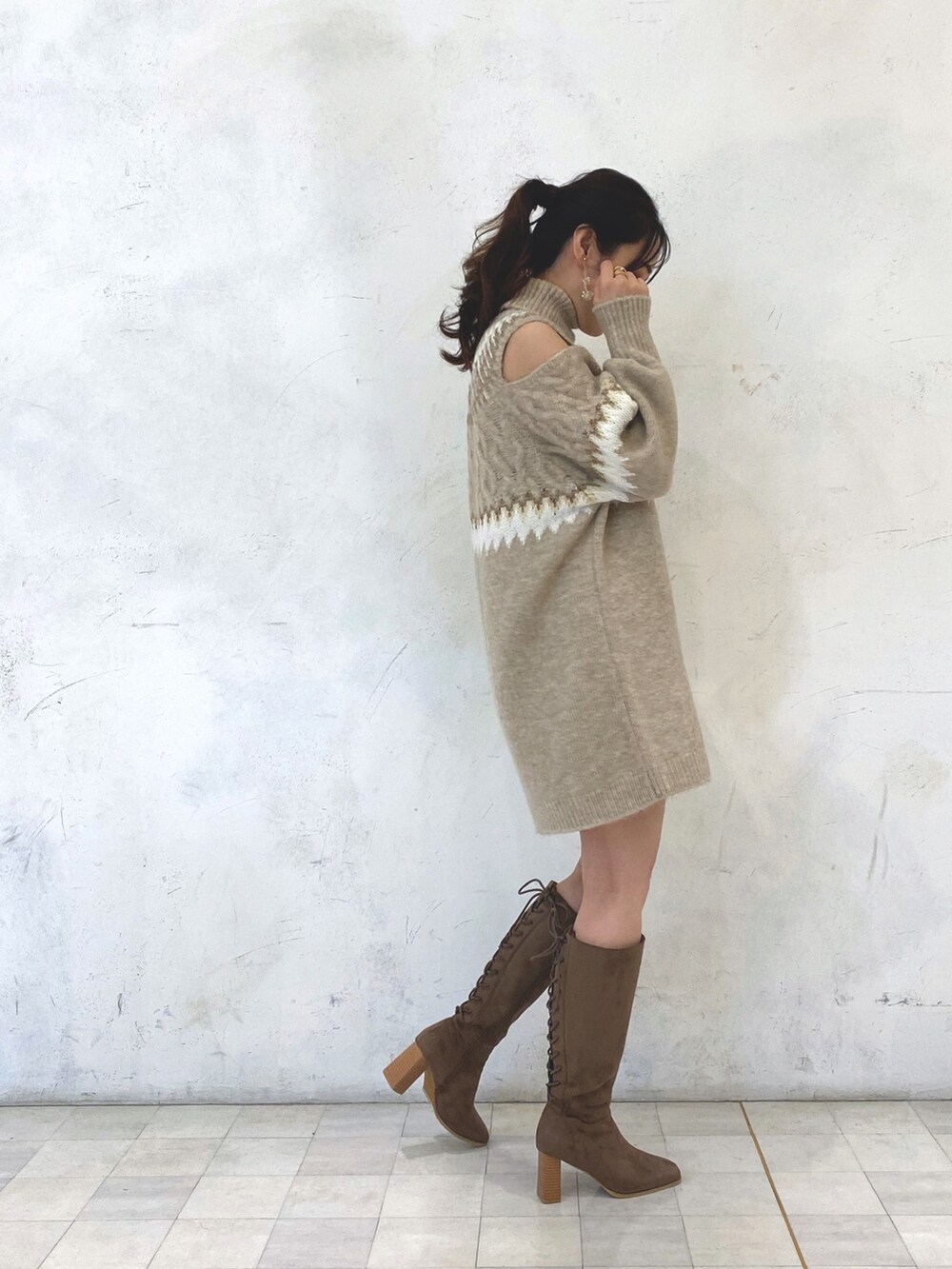 ブラウン系のブーツ、ベージュ系のニット/セーター、ベージュ系のニット/セーターを着用したレディースの秋コーディネートの3枚目の写真