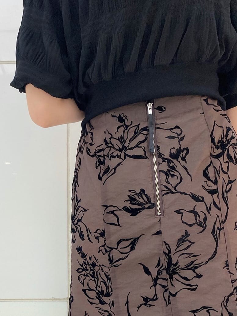 ブラウン系のスカート、ブラック系のニット/セーター、ブラック系のハンドバッグを着用したレディースの夏コーディネートの7枚目の写真