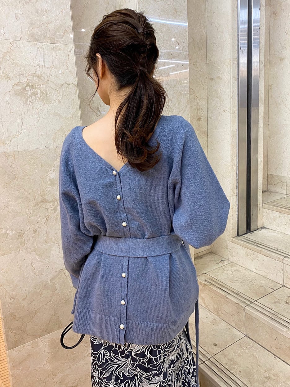 ピンク系のチェスターコート、ブラック系のパンプス、ブラック系のハンドバッグを着用したレディースの秋コーディネートの8枚目の写真