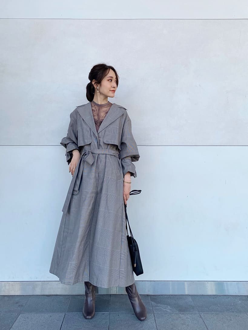 ブラウン系のその他シューズ、その他のチェスターコート、ブラック系のハンドバッグを着用したレディースの秋コーディネートの2枚目の写真