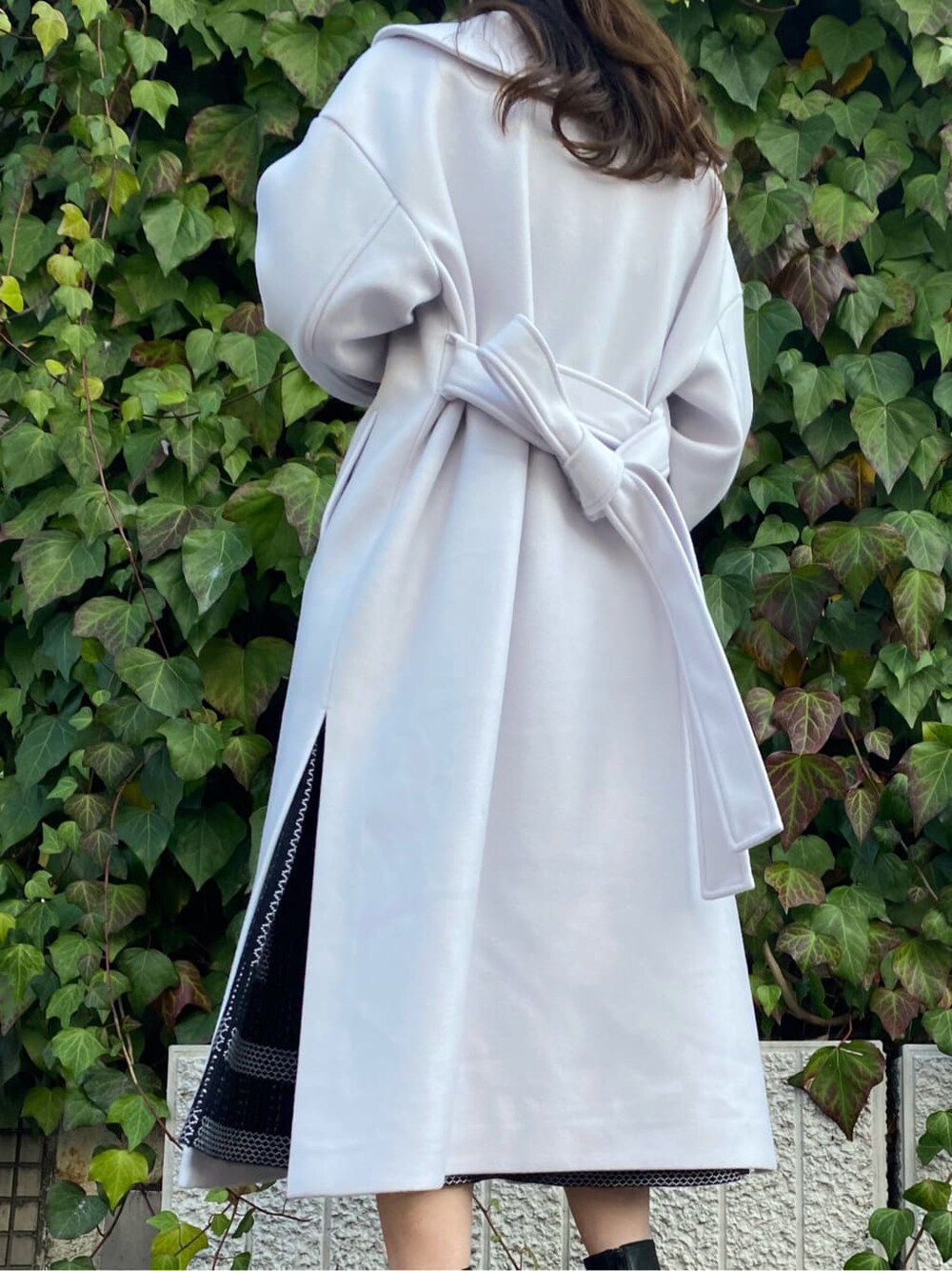 ブラック系のワンピース、ブラック系のその他シューズ、パープル系のステンカラーコートを着用したレディースの冬コーディネートの10枚目の写真