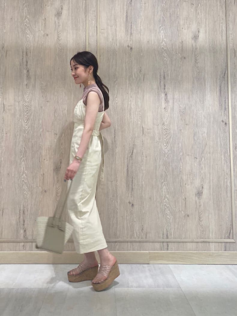 その他のサンダル、ベージュ系のニット/セーター、ホワイト系のジャンパースカートを着用したレディースの夏コーディネートの3枚目の写真