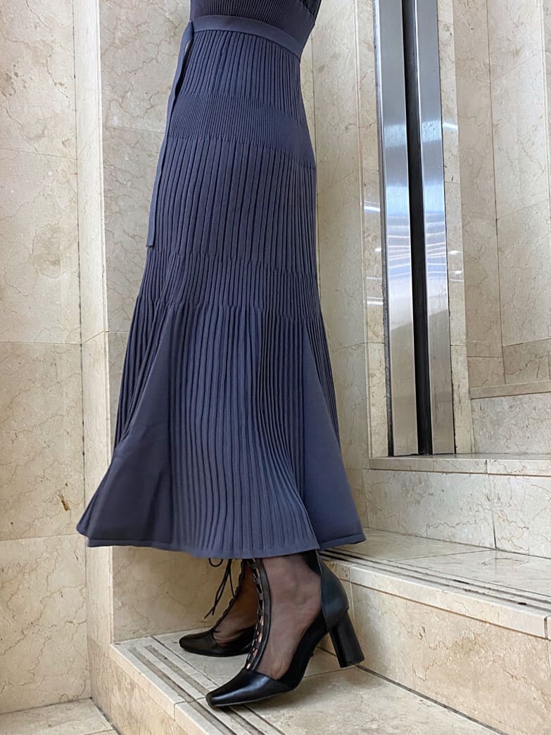 ブルー系のワンピース、ブラック系のその他シューズ、ブルー系のカチューシャを着用したレディースの冬コーディネートの8枚目の写真