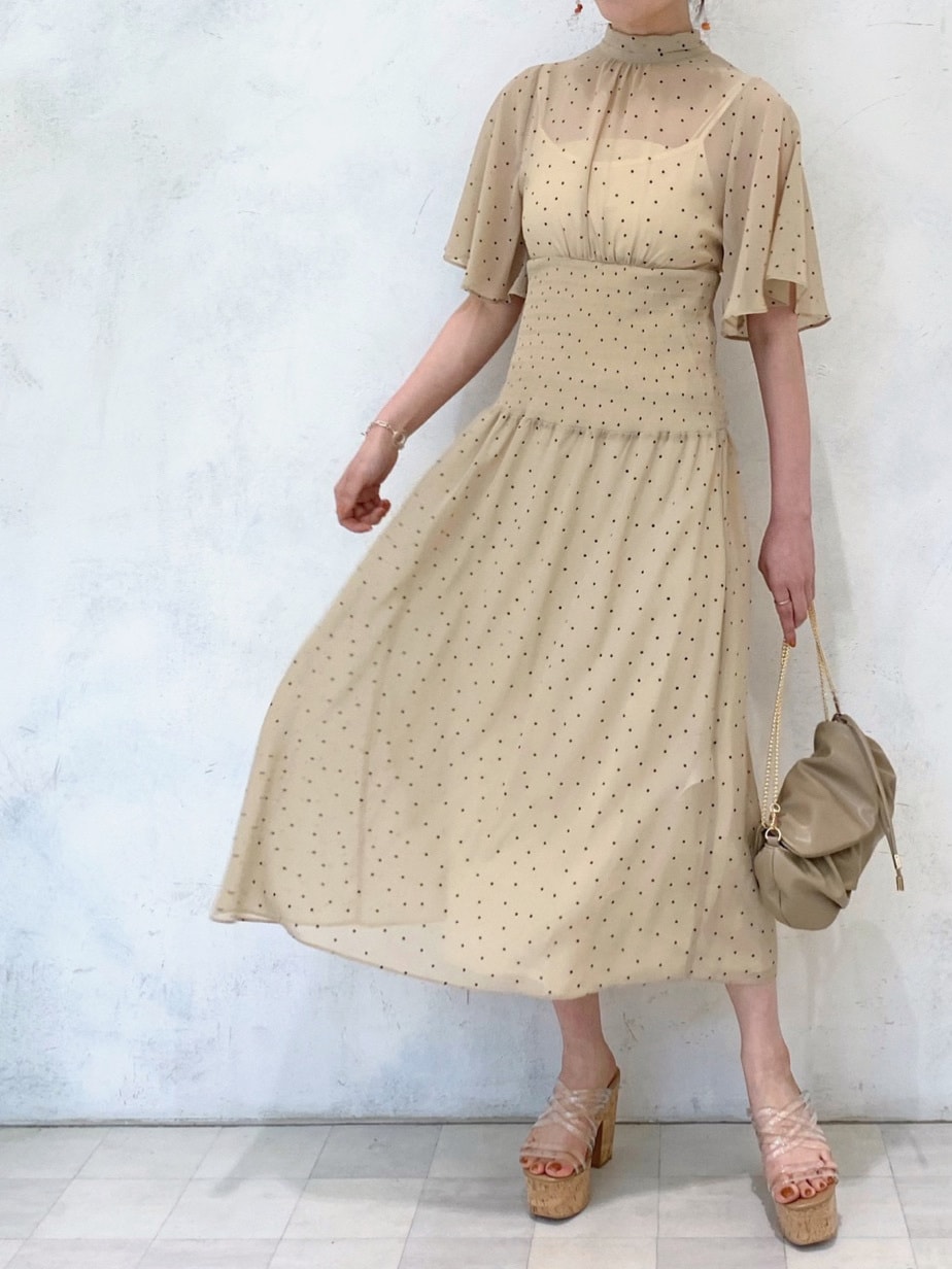 ホワイト系のキャミソール、その他のサンダル、ベージュ系のワンピースを着用したレディースの夏コーディネートの4枚目の写真