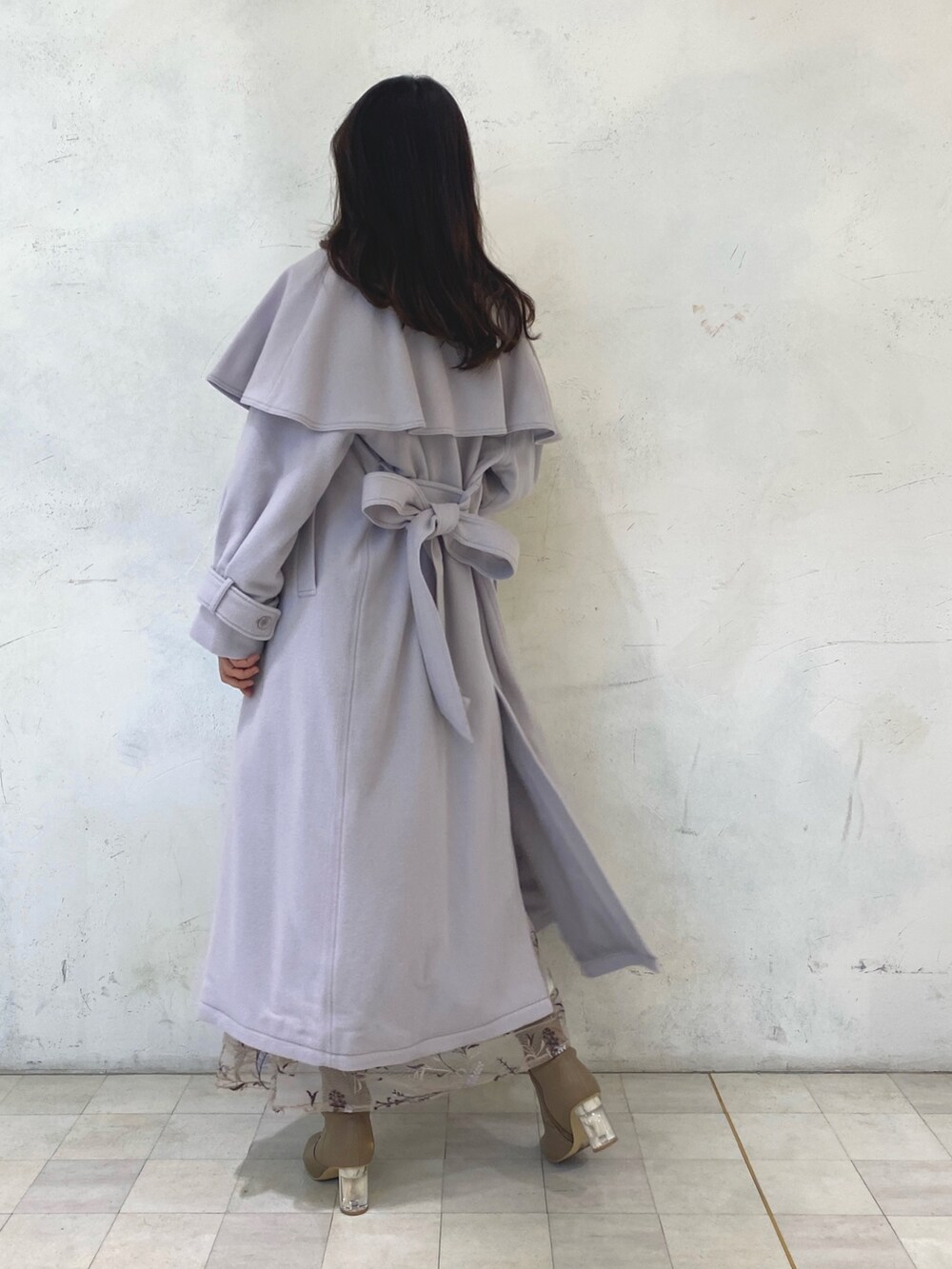 ブラウン系のニット/セーター、グレー系のその他アウター、ベージュ系のブーツを着用したレディースの秋コーディネートの3枚目の写真