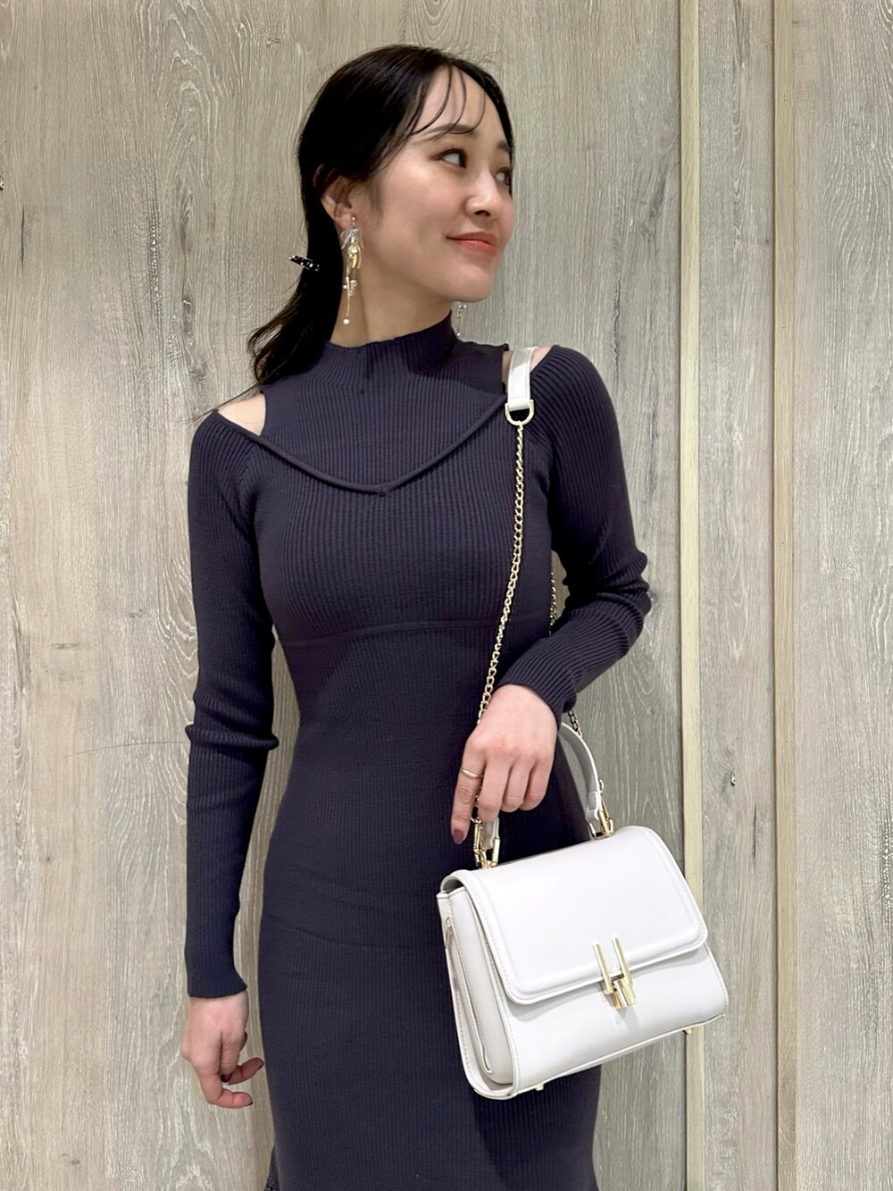 ブラウン系のブーツ、グレー系のワンピース、ピンク系のショルダーバッグを着用したレディースの冬コーディネートの6枚目の写真