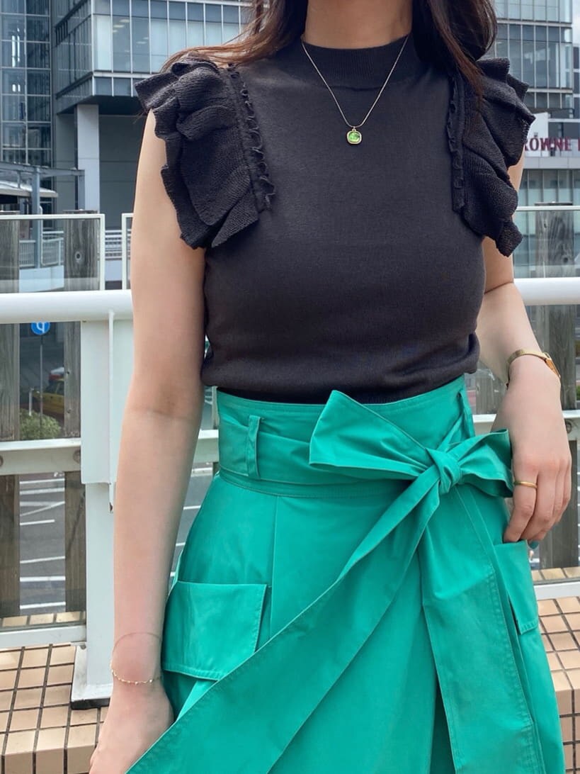 ブラウン系のサンダル、グリーン系のスカート、グレー系のワンピースを着用したレディースの夏コーディネートの6枚目の写真