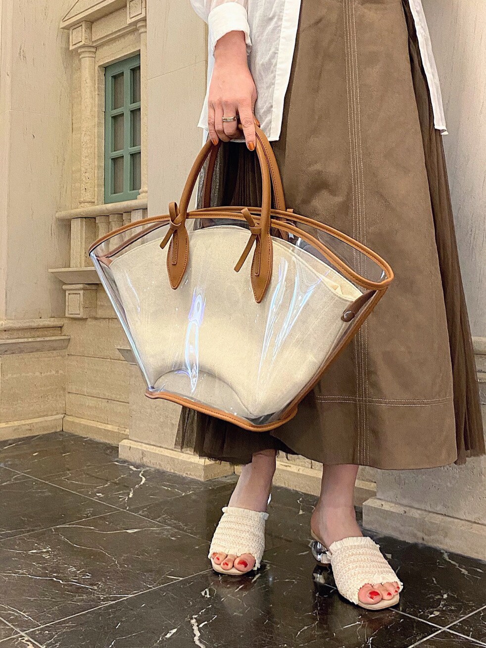 ブラウン系のトートバッグ、ホワイト系のシャツ/ブラウス、ブラウン系のワンピースを着用したレディースの春コーディネートの5枚目の写真