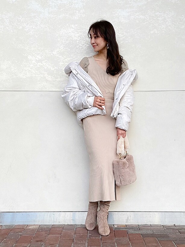 ベージュ系のイヤリングを着用したレディースの秋コーディネートの2枚目の写真