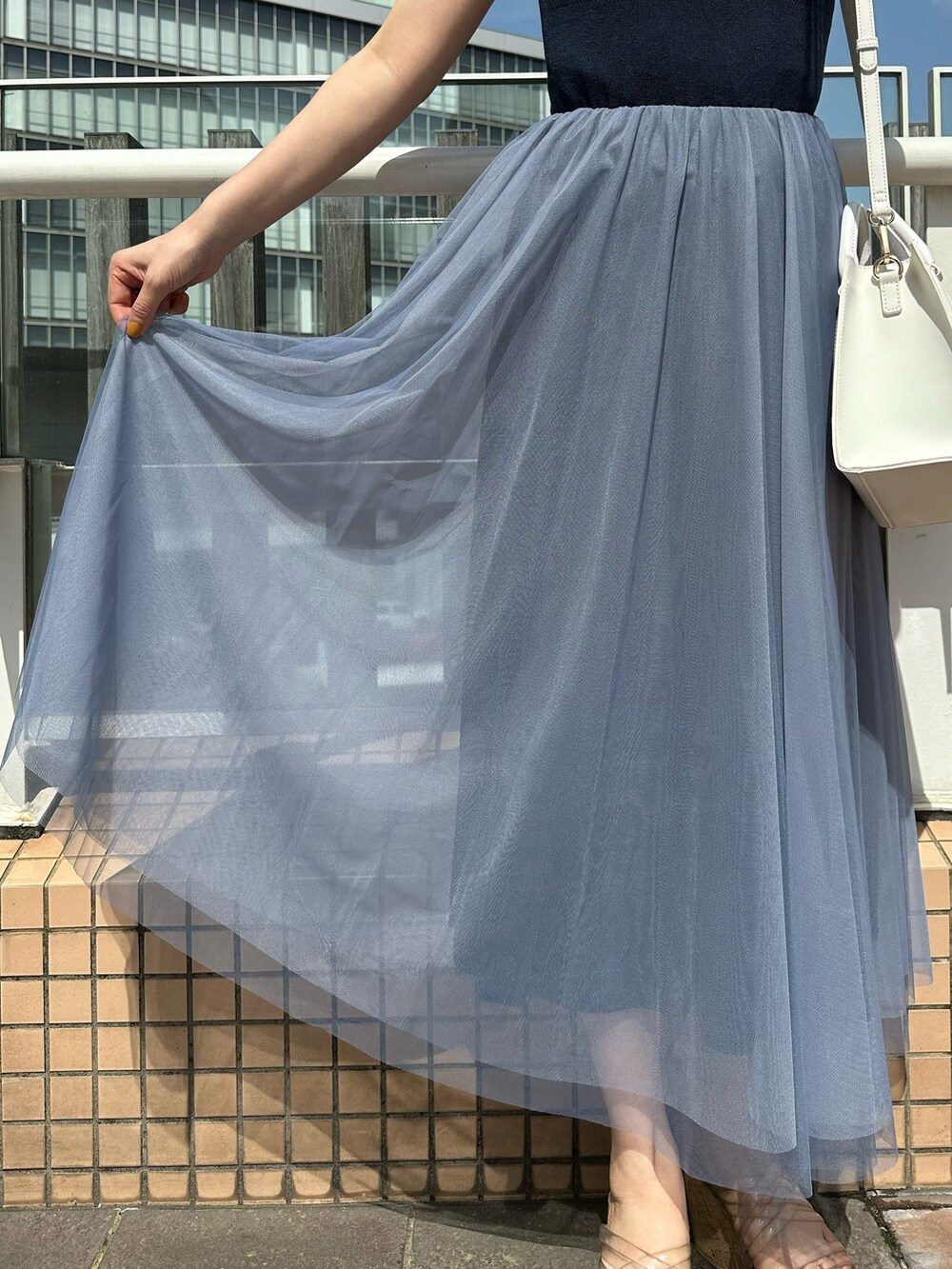 その他のサンダル、ホワイト系のショルダーバッグ、ブルー系のワンピースを着用したレディースの春コーディネートの7枚目の写真