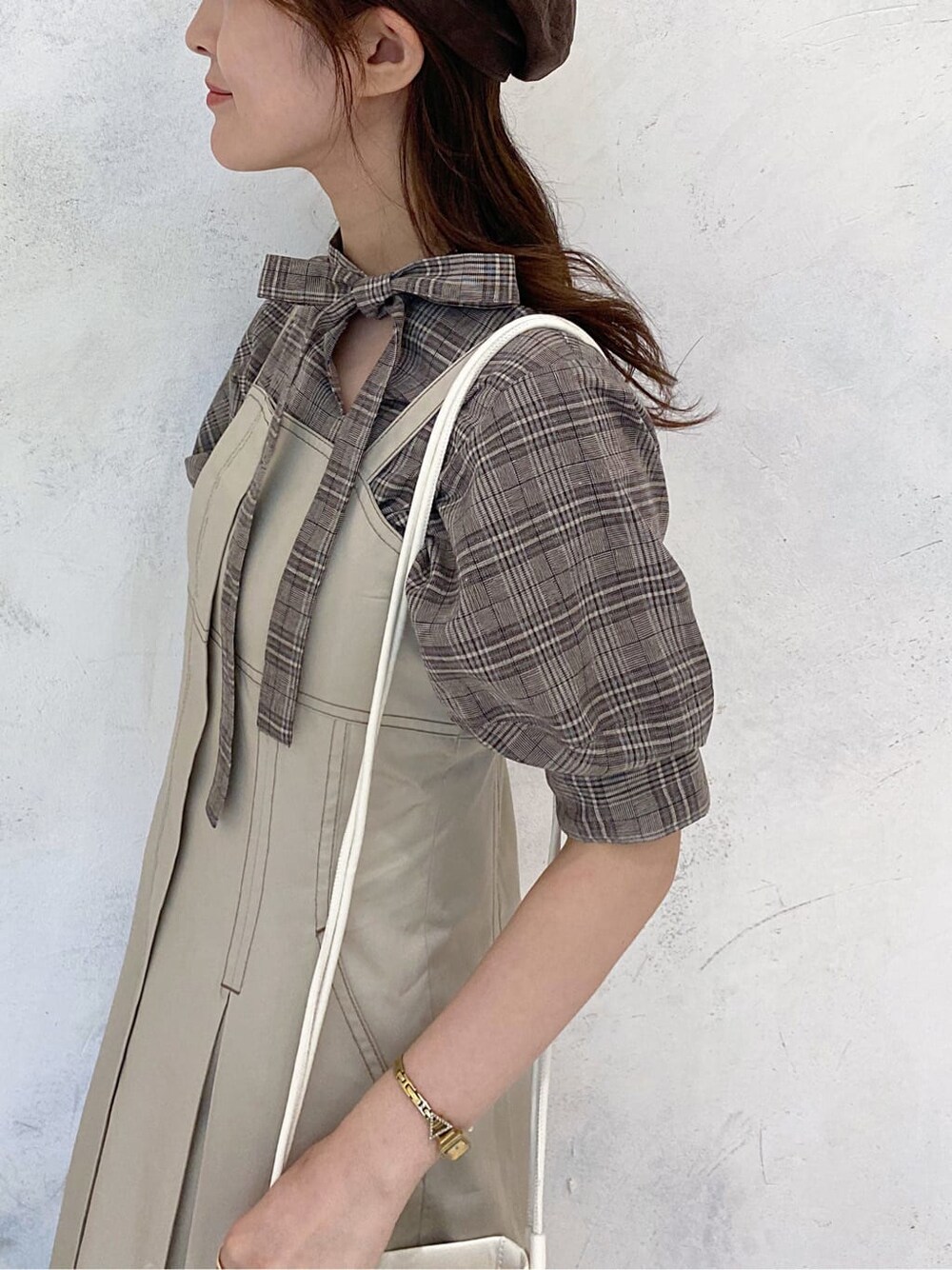 ベージュ系のワンピース、ブラウン系のその他シューズ、ホワイト系のハンドバッグを着用したレディースの夏コーディネートの5枚目の写真