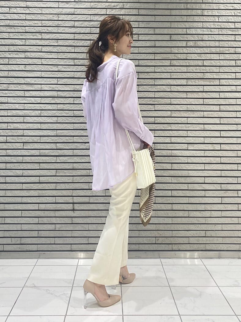 ホワイト系のその他パンツ、ベージュ系のパンプス、ホワイト系のハンドバッグを着用したレディースの夏コーディネートの4枚目の写真