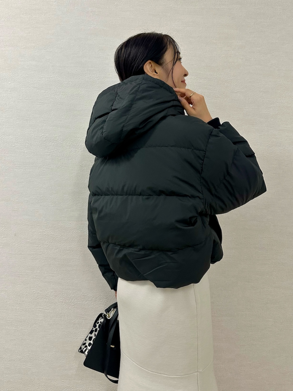 ブラック系のローファー、ホワイト系のワンピース、ブラック系のハンドバッグを着用したレディースの秋コーディネートの9枚目の写真