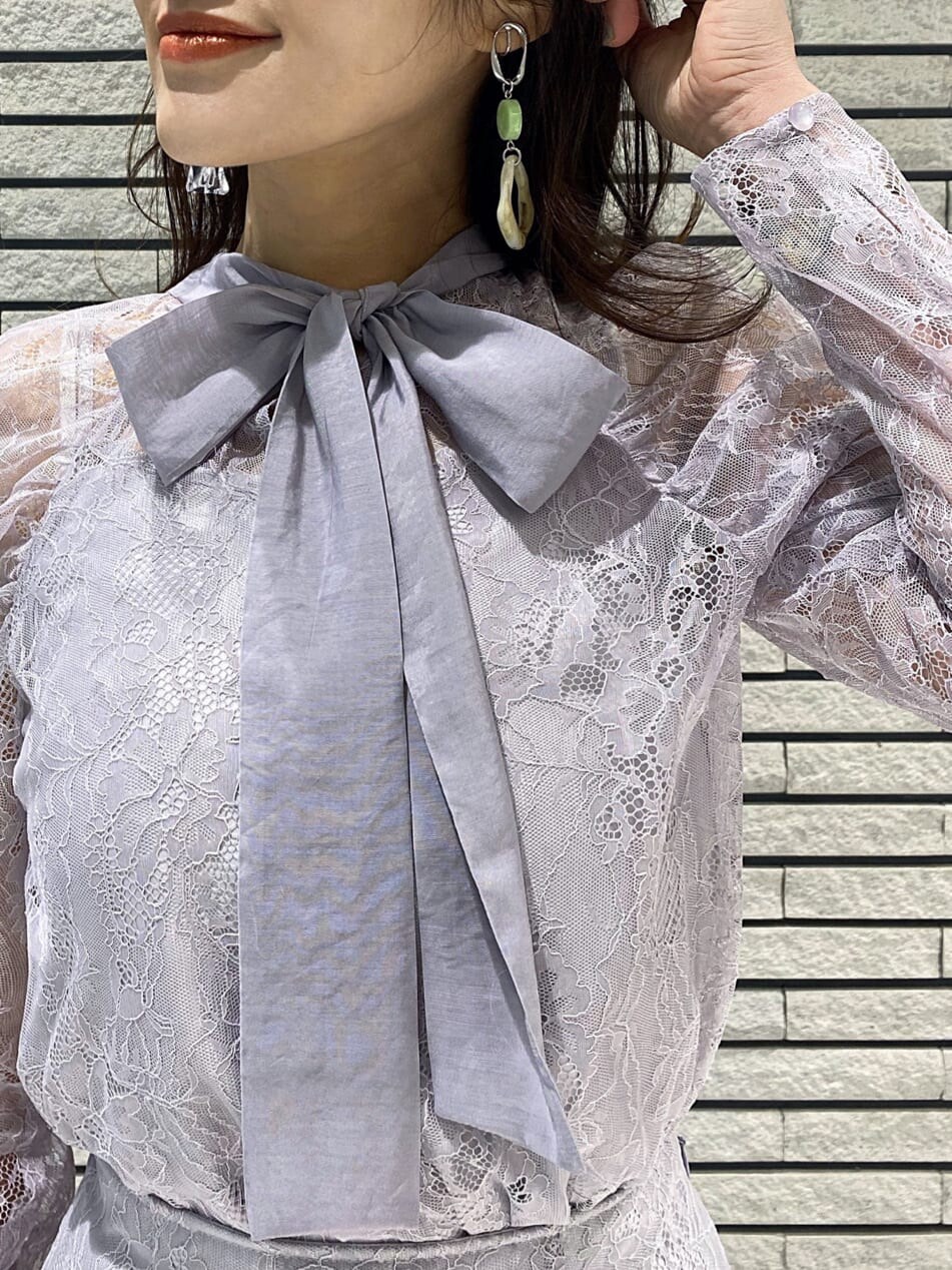 ホワイト系のTシャツ/カットソー、パープル系のシャツ/ブラウス、パープル系のスカートを着用したレディースの冬コーディネートの7枚目の写真