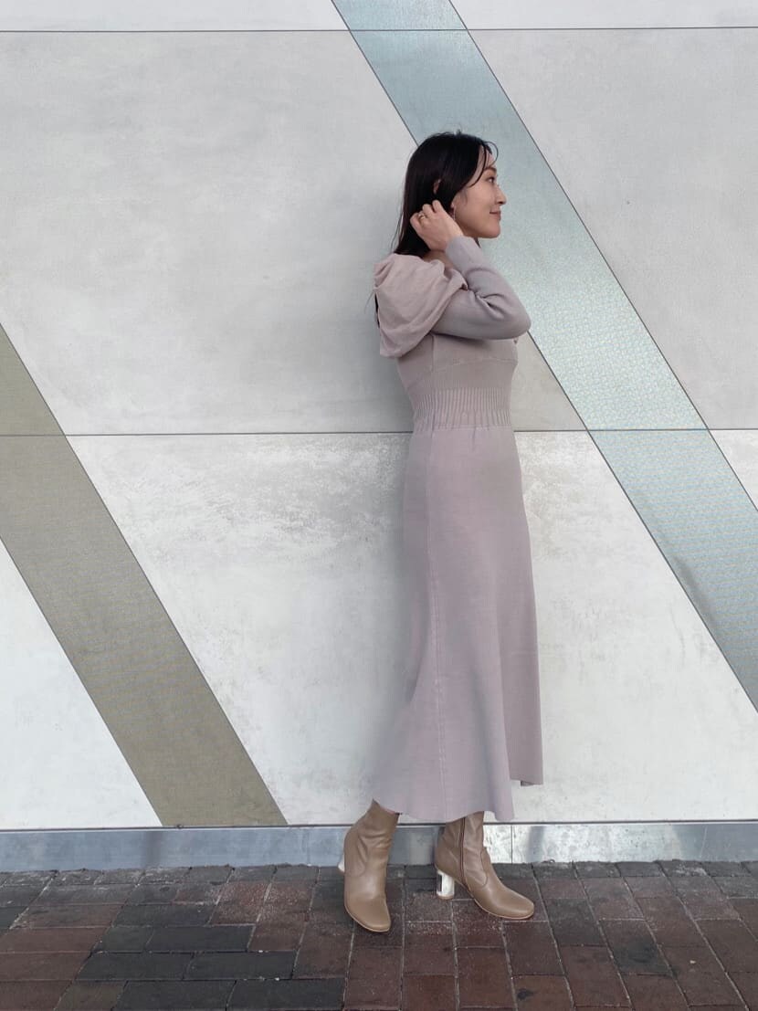 ホワイト系のキャミソール、ベージュ系のブーツ、ベージュ系のワンピースを着用したレディースの秋コーディネートの2枚目の写真