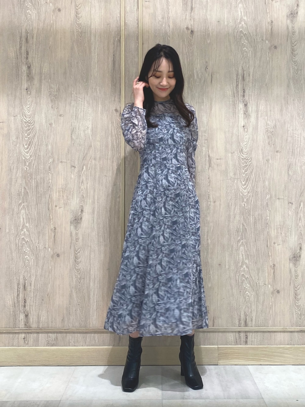 ブラック系のブーツ、グレー系のワンピースを着用したレディースの秋コーディネートの3枚目の写真